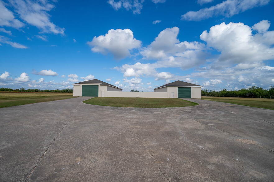 27178 San Roman Rd, Bayview, TX for sale - Primary Photo - Image 1 of 17