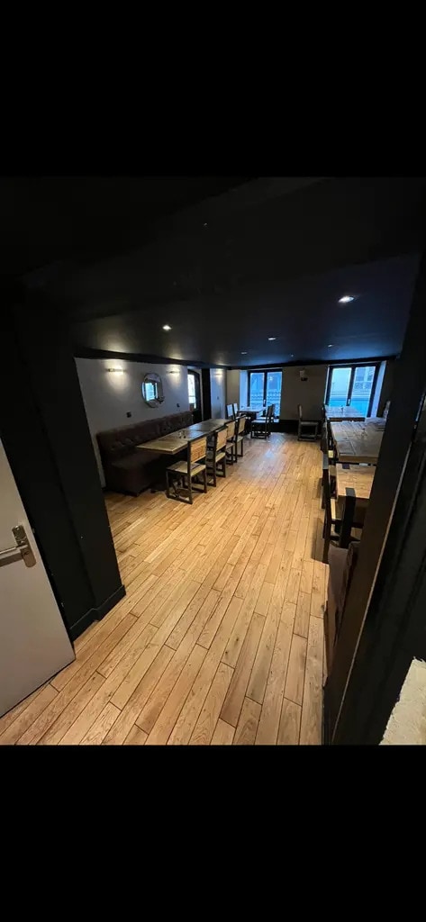 Retail in Paris for lease Interior Photo- Image 1 of 6