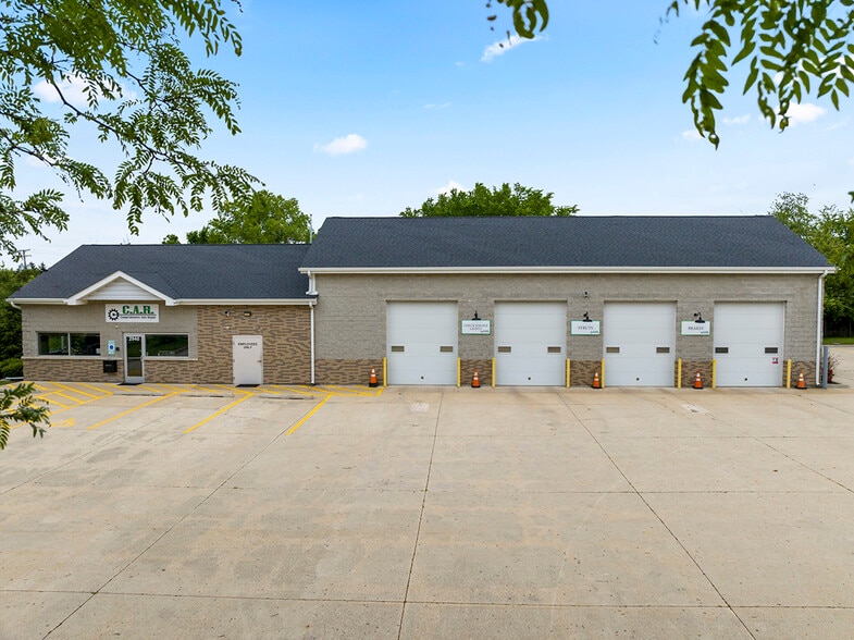 2940 Weber Dr, Aurora, IL for sale - Primary Photo - Image 1 of 42