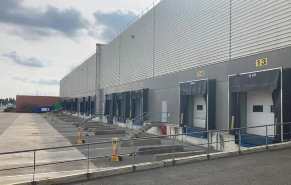 Industrial in Salon-de-Provence for lease - Building Photo - Image 3 of 14