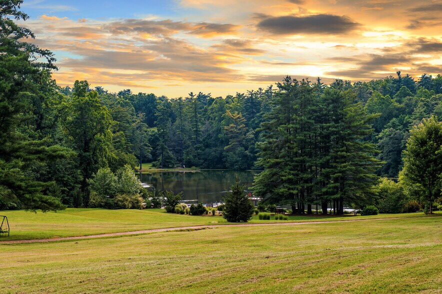 86 Lily Pad Ln, Flat Rock, NC 28731 Highland Lake Inn & Resort