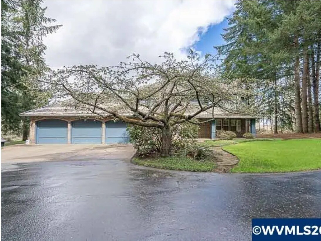 737 Mildred Ln SE  