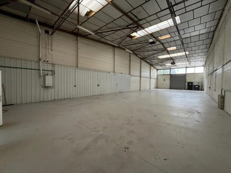 Industrial in Coignières for lease - Building Photo - Image 3 of 23