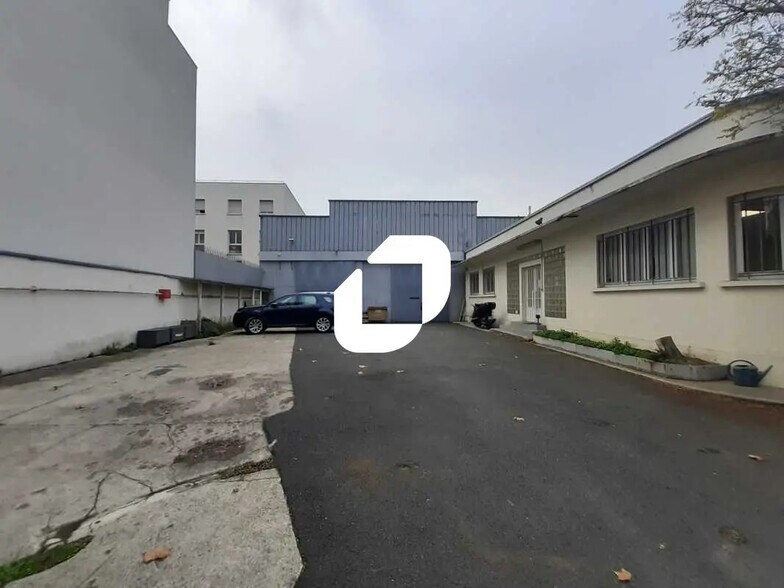 Office in Saint-Denis for lease - Building Photo - Image 2 of 8