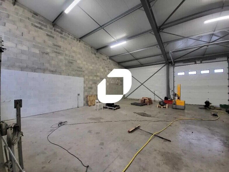 Office in Canéjan for lease - Interior Photo - Image 1 of 8