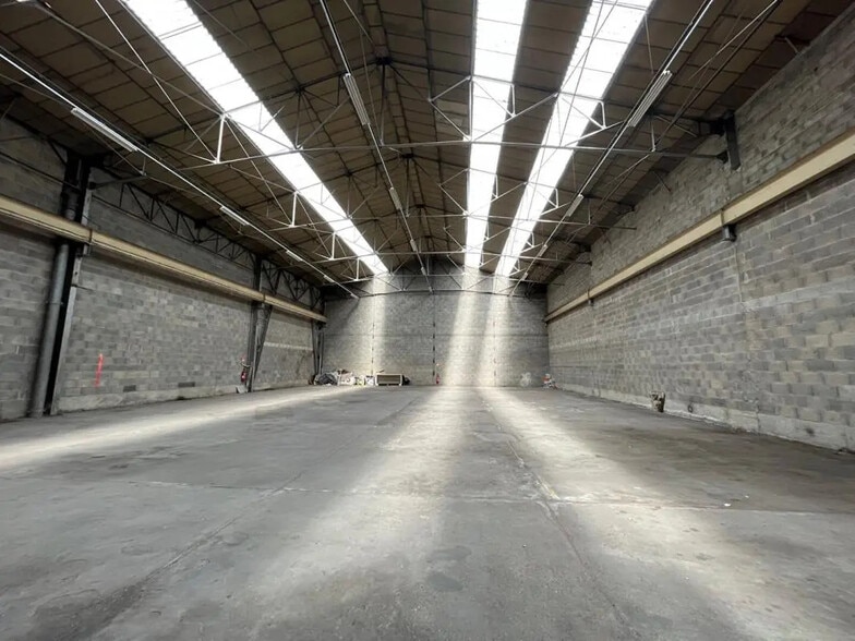 Flex in Roanne for lease - Interior Photo - Image 3 of 5