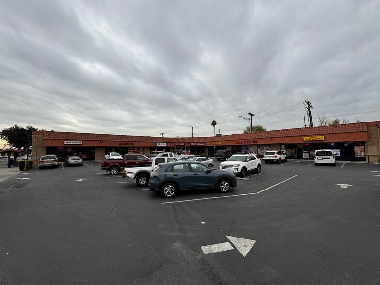 200 W Foothill Blvd, Azusa, CA for lease - Building Photo - Image 1 of 3