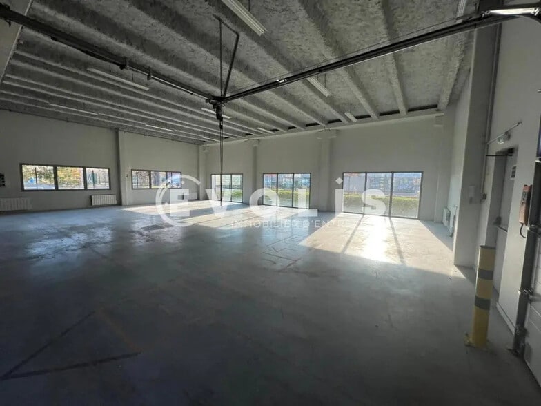 50 Rue Jean Zay, Saint-Priest for lease - Building Photo - Image 2 of 82