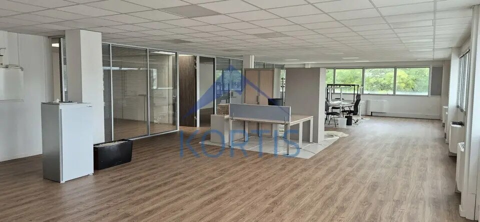 Office in Bron for lease - Interior Photo - Image 1 of 7