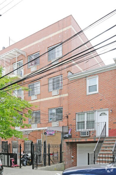 10018 40th Rd, Corona, NY for sale - Primary Photo - Image 2 of 15