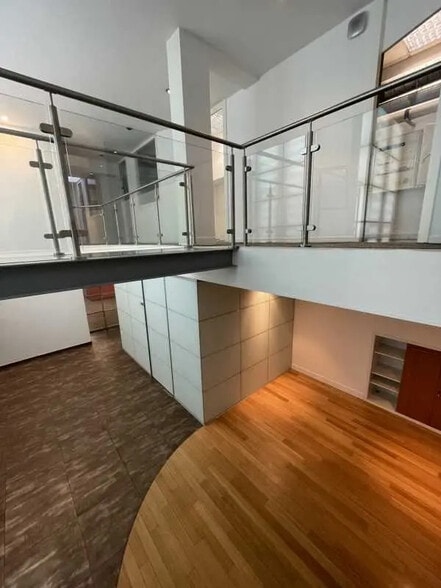 Office in Gentilly for lease - Interior Photo - Image 1 of 17