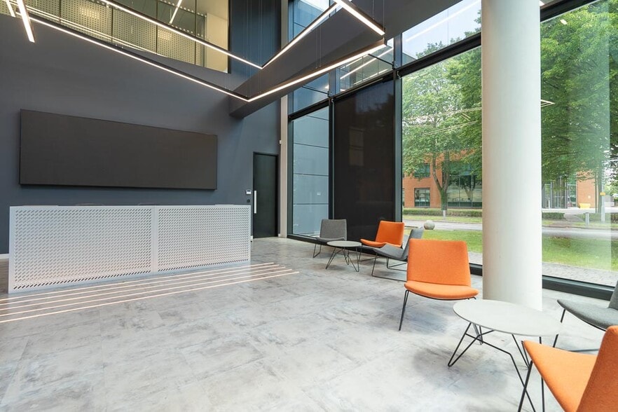 Western Rd, Bracknell for lease - Building Photo - Image 1 of 9