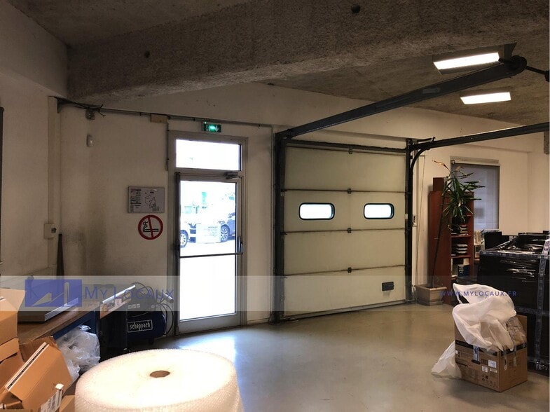 Flex in Nanterre for lease - Interior Photo - Image 2 of 7