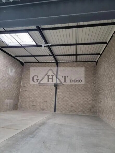 Industrial in Marolles-en-Hurepoix for lease - Interior Photo - Image 2 of 9