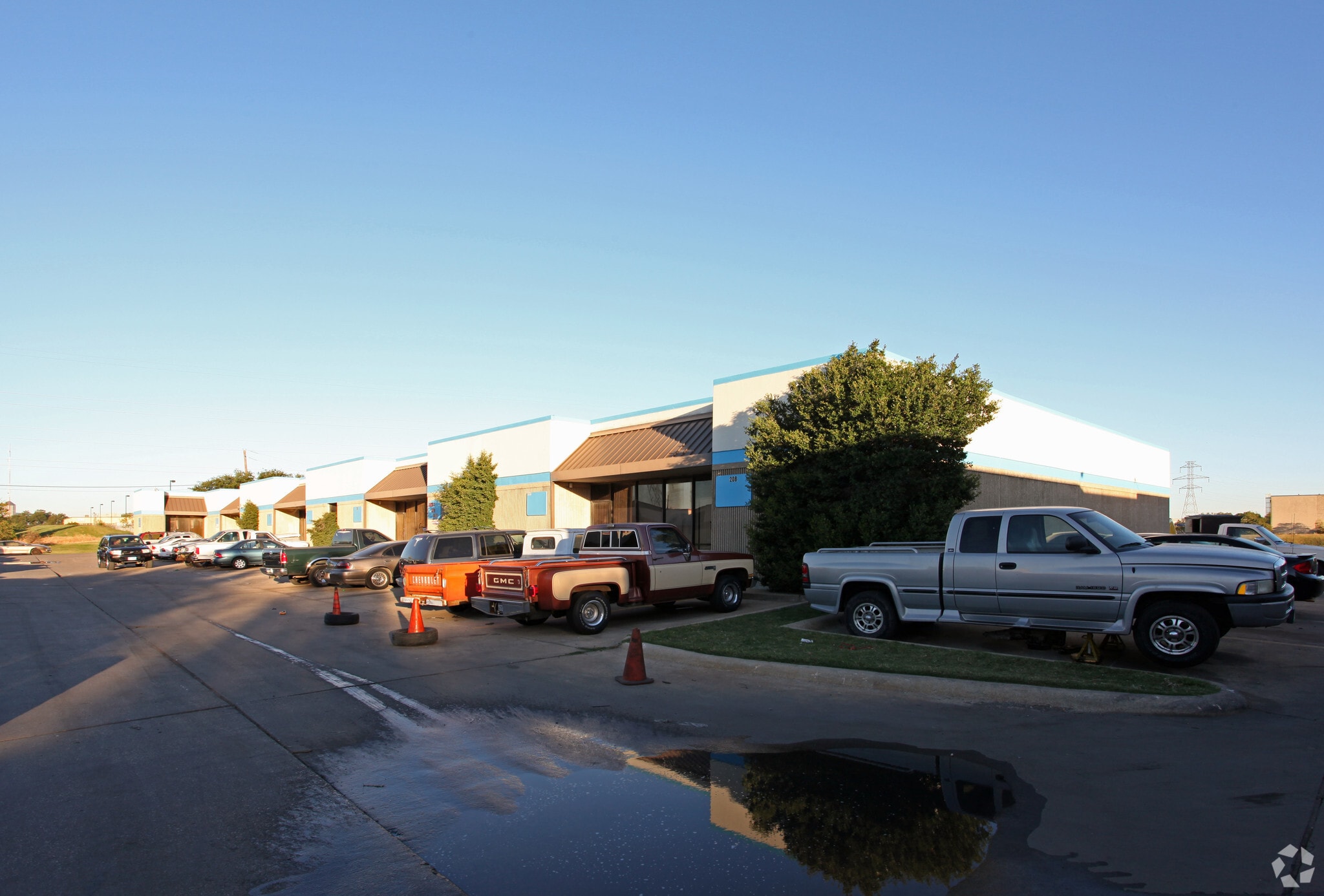 10660 Wire Way, Dallas, TX for lease Primary Photo- Image 1 of 4