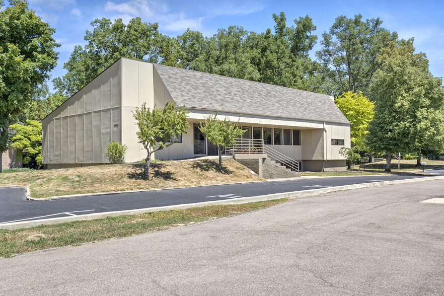 24724 Lahser Rd, Southfield, MI for lease - Building Photo - Image 2 of 103