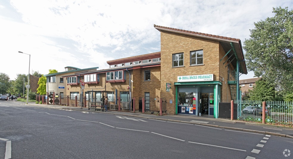 21-23 East Ham Manor Way, London for lease - Primary Photo - Image 1 of 4