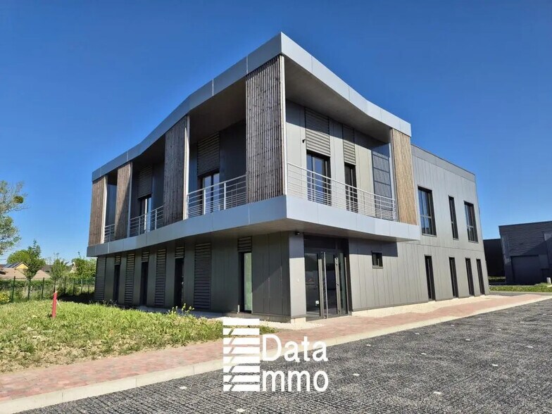 Industrial in Courtry for lease - Building Photo - Image 3 of 14