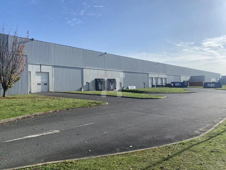 Industrial in Combs-la-Ville for lease - Building Photo - Image 2 of 9