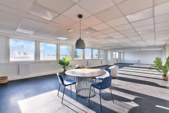 16 Rue Henri Becquerel, Aulnay-sous-Bois for lease Interior Photo- Image 2 of 6