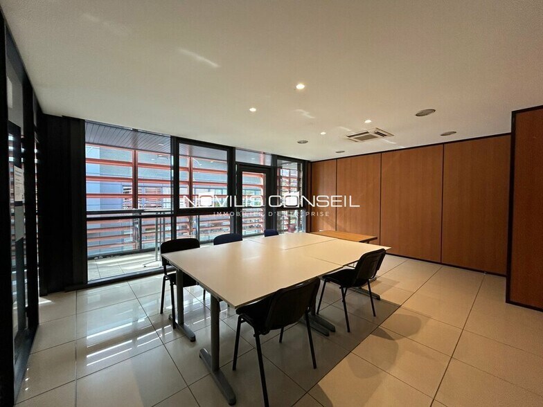 Office in Saint-Jean for lease - Interior Photo - Image 2 of 17