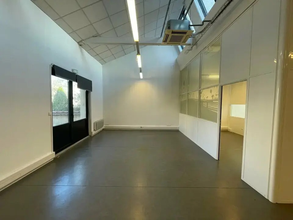Office in Lyon for lease Interior Photo- Image 1 of 3