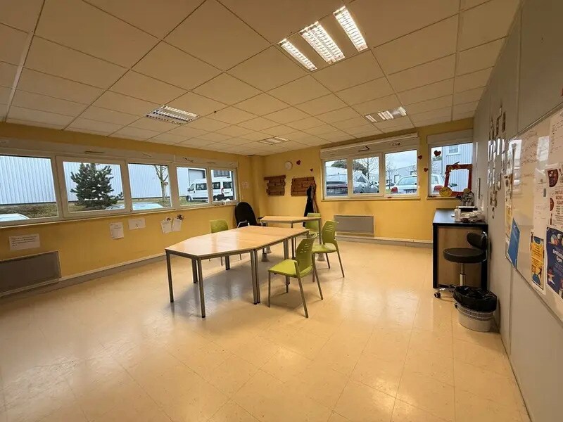Office in Allonne for lease Interior Photo- Image 1 of 22