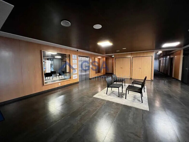 Office in Lieusaint for lease - Lobby - Image 3 of 4