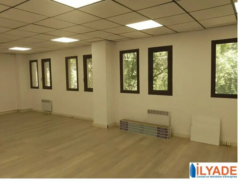 Office in Marseille for lease - Interior Photo - Image 2 of 2