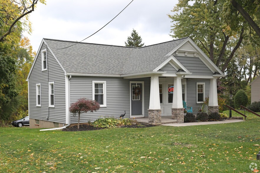 668 Ridge Rd, ster, NY 14580