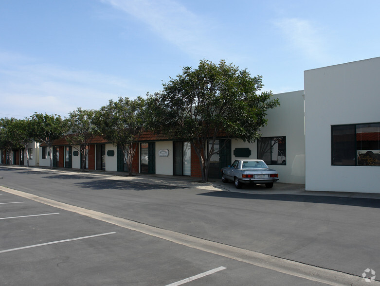 1725 Monrovia Ave, Costa Mesa, CA for lease - Primary Photo - Image 1 of 4