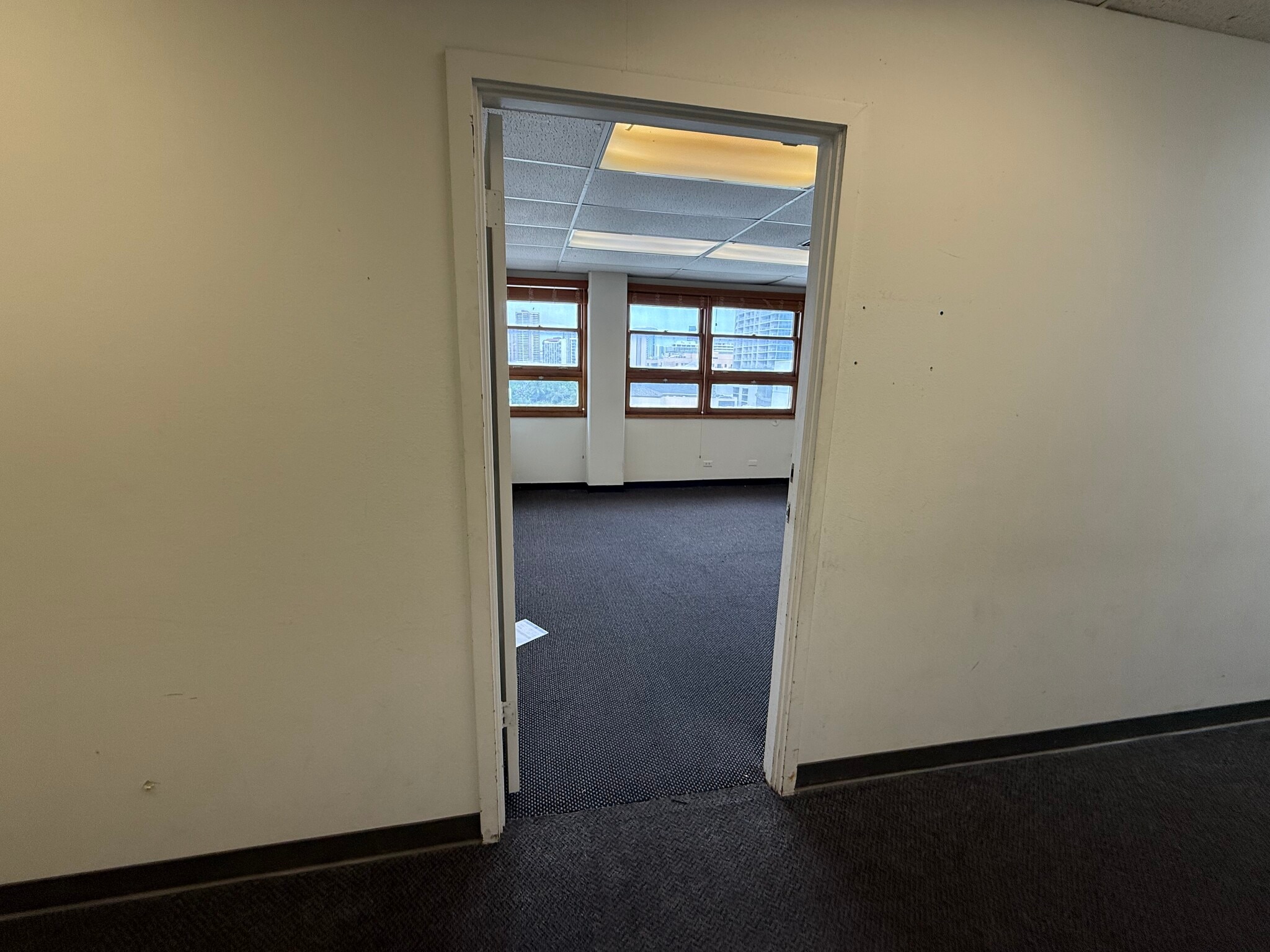 307 Lewers St, Honolulu, HI for lease Interior Photo- Image 1 of 9