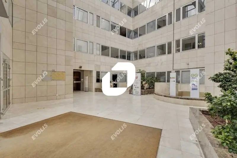 Office in Cergy for lease - Lobby - Image 2 of 12