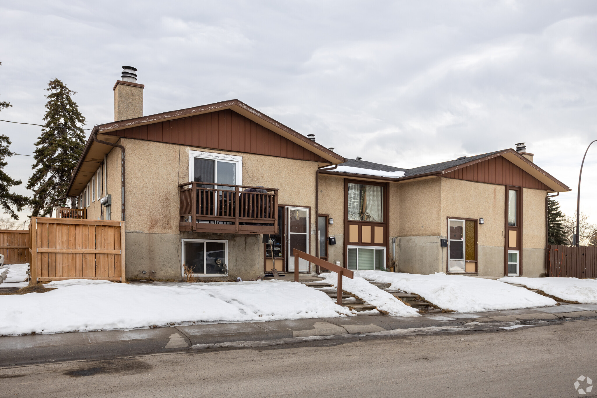 804 44 St SE, Calgary, AB for sale Primary Photo- Image 1 of 3