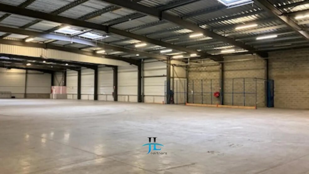 Industrial in Le Haillan for lease - Interior Photo - Image 3 of 3