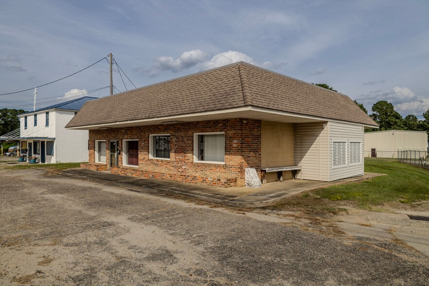 710 N Walnut St, Fairmont, NC for sale - Building Photo - Image 2 of 16