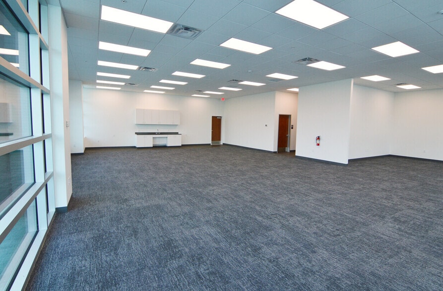 2633 Goodwin Ln, New Braunfels, TX for lease - Interior Photo - Image 3 of 6