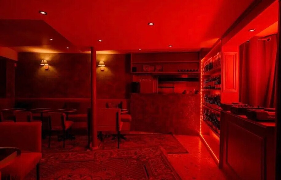 Retail in Paris for lease - Interior Photo - Image 1 of 2