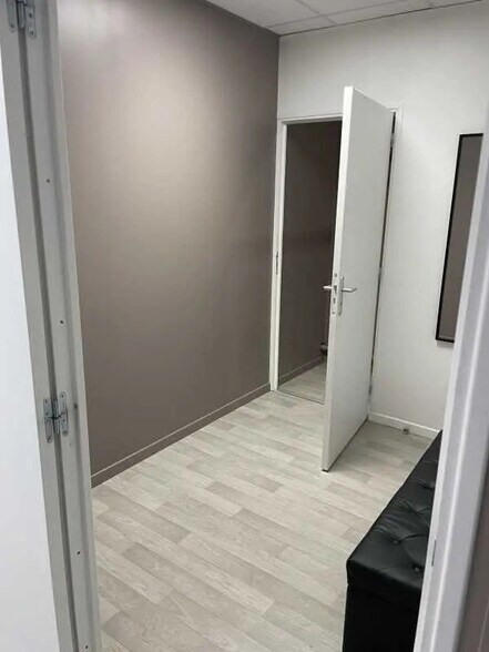 Flex in Creil for lease - Interior Photo - Image 2 of 4