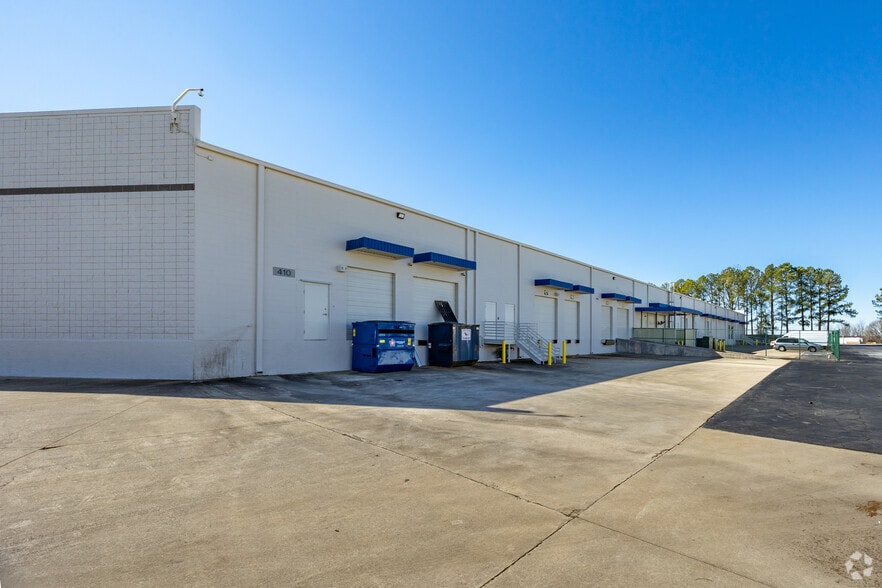 400 Tradeport Blvd, Atlanta, GA for lease - Building Photo - Image 3 of 9