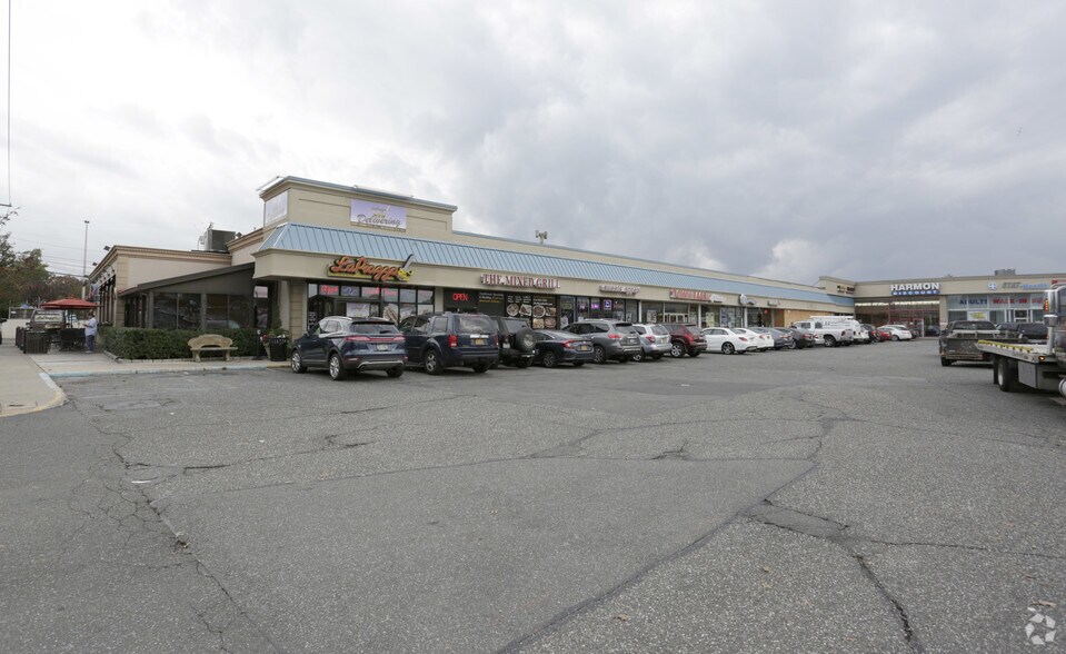 11031139 Old Country Rd, Plainview, NY 11803