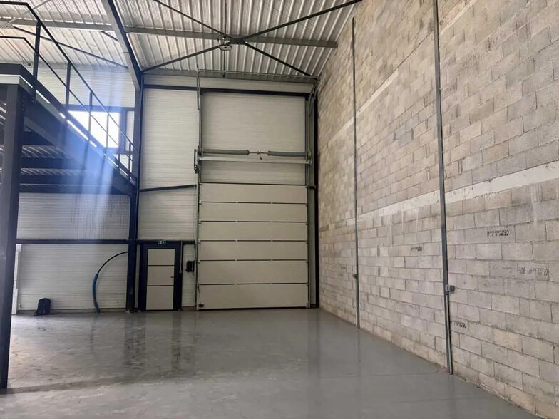 Flex in Signes for lease - Interior Photo - Image 2 of 8