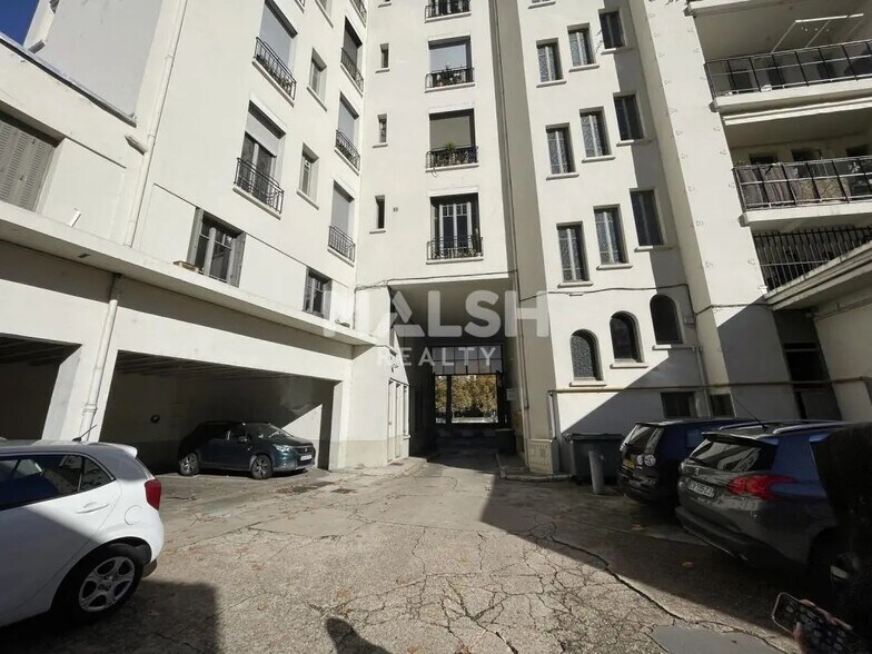 Retail in Lyon for lease - Building Photo - Image 2 of 10