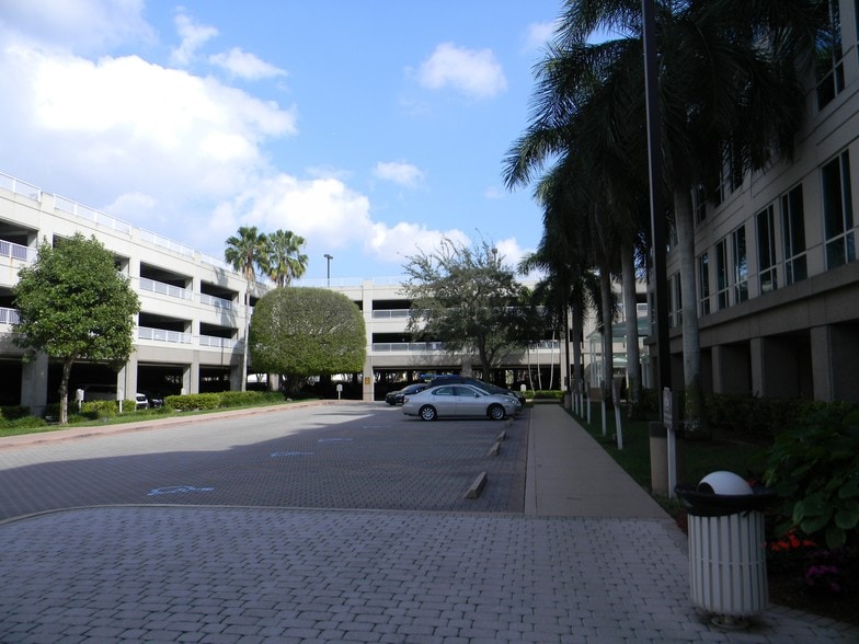 2385 NW Executive Center Dr, Boca Raton, FL for lease - Building Photo - Image 3 of 7