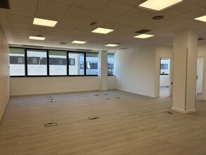 Calle Miguel Yuste, 17, Madrid, Madrid for lease Interior Photo- Image 2 of 6