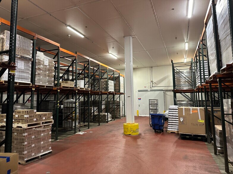 431 Somerville St, Manchester, NH for sale - Interior Photo - Image 2 of 7