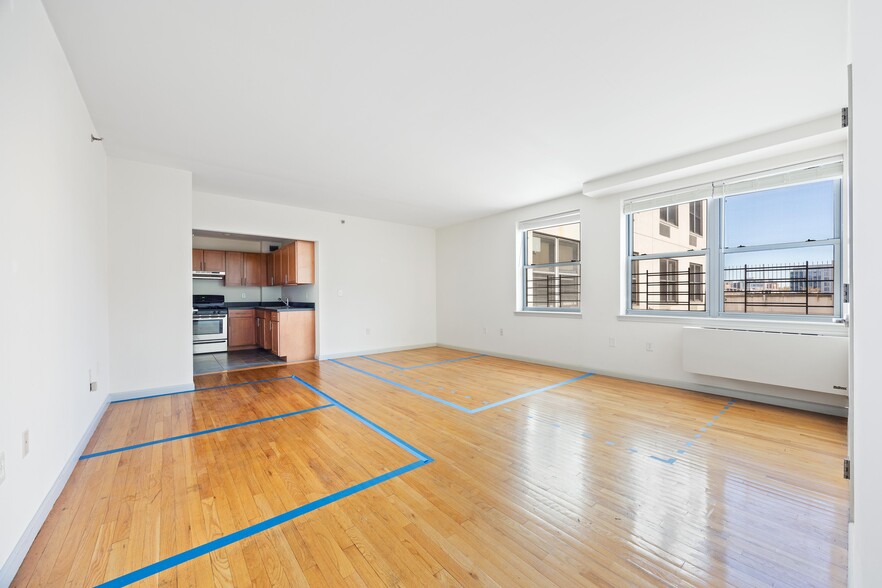 41-02 Queens Blvd, Sunnyside, NY for lease - Interior Photo - Image 1 of 6