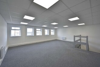 Holloway Dr, Manchester for lease Interior Photo- Image 1 of 3
