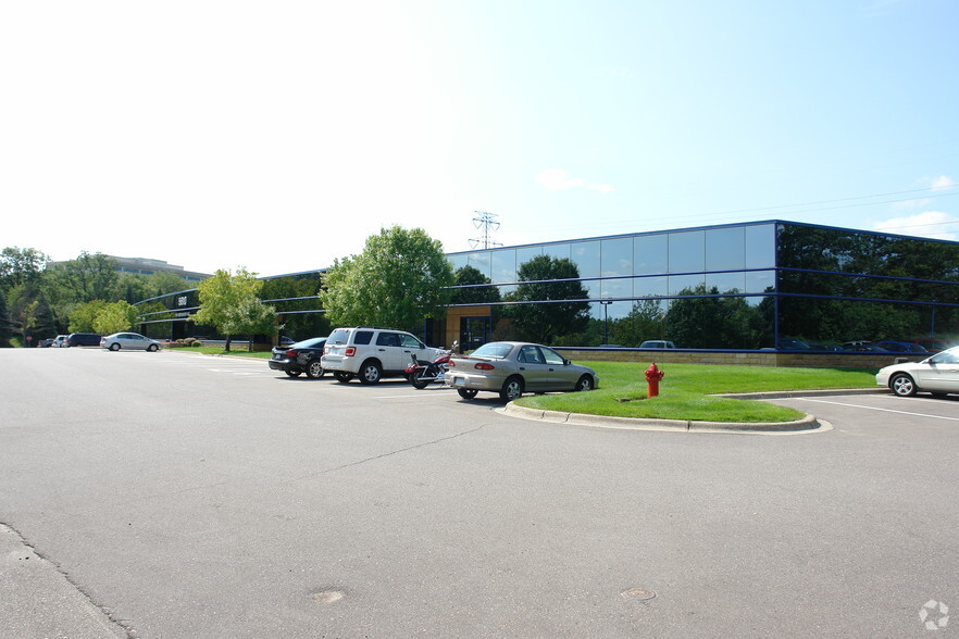 5600-5610 Rowland Rd, Minnetonka, MN for lease - Building Photo - Image 2 of 4