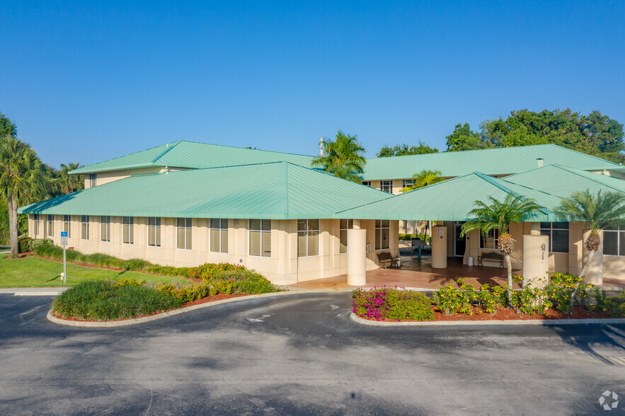 671 Goodlette Rd N, Naples, FL for lease - Primary Photo - Image 1 of 5